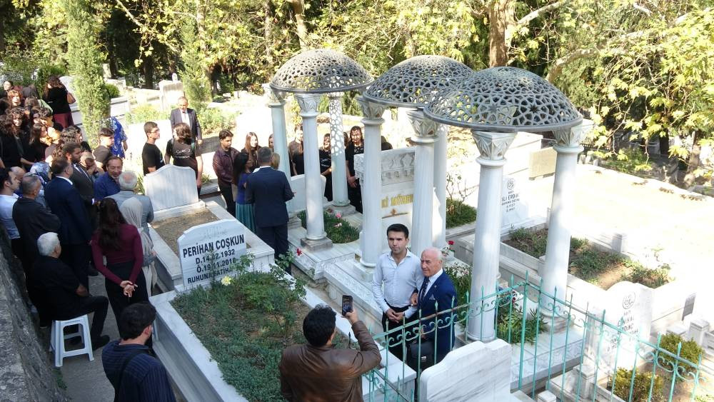 ‘Sanat Güneşi’ Zeki Müren vefatının 29’uncu yıl dönümünde kabri başında anıldı