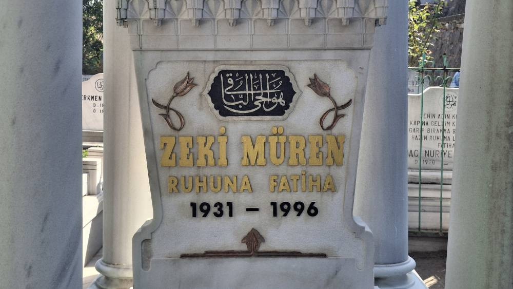 ‘Sanat Güneşi’ Zeki Müren vefatının 29’uncu yıl dönümünde kabri başında anıldı