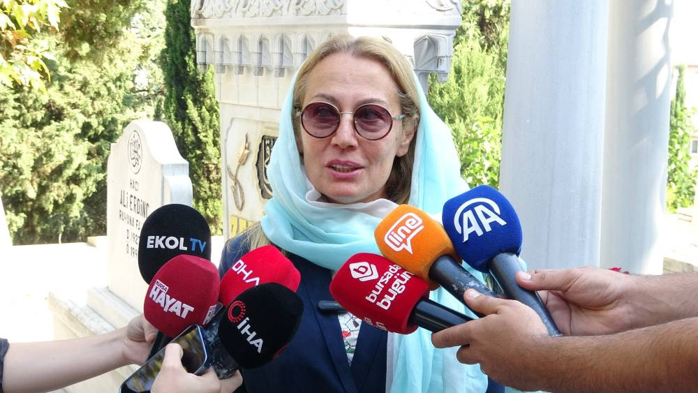 ‘Sanat Güneşi’ Zeki Müren vefatının 29’uncu yıl dönümünde kabri başında anıldı