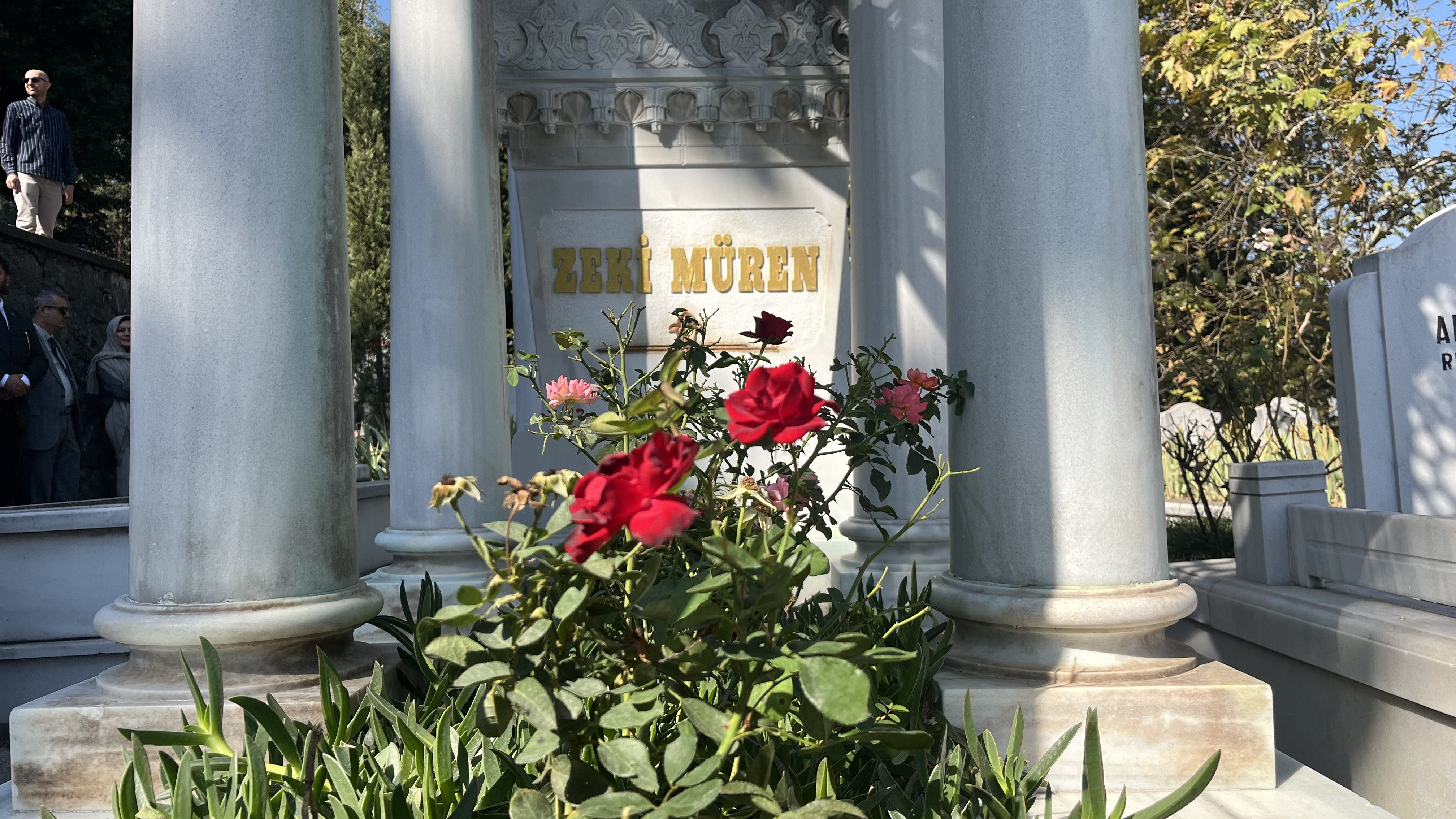 sanat-gunesi-zeki-muren-vefatinin-29uncu-yil-donumunde-kabri-basinda-anildi-yenicag-3.jpg