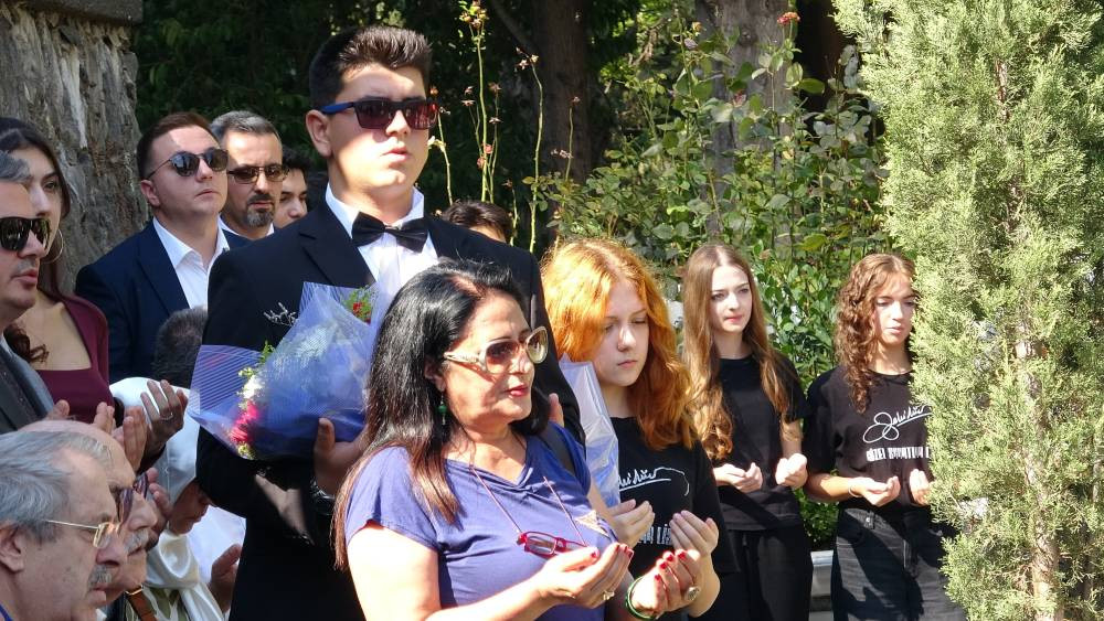 ‘Sanat Güneşi’ Zeki Müren vefatının 29’uncu yıl dönümünde kabri başında anıldı