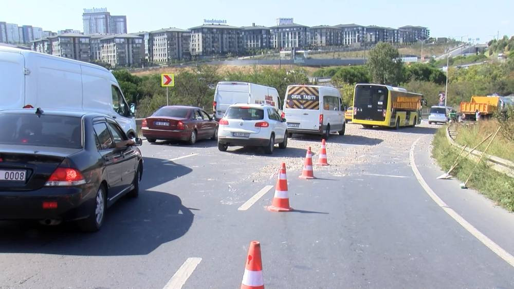 TEM yan yolu mermer kapladı! İstanbul trafiği felç oldu