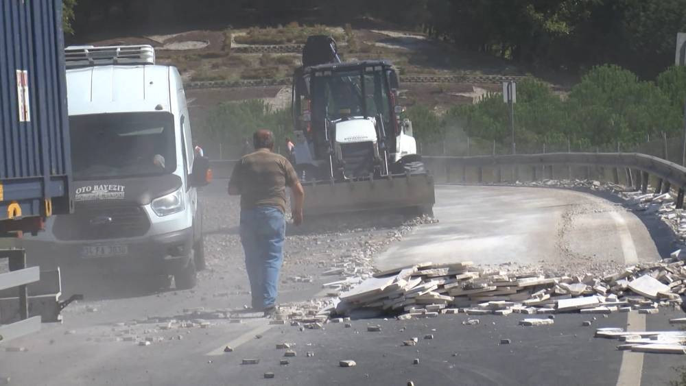 TEM yan yolu mermer kapladı! İstanbul trafiği felç oldu