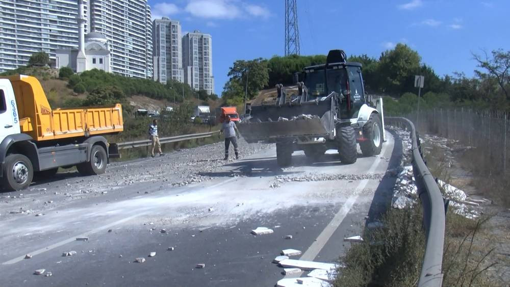TEM yan yolu mermer kapladı! İstanbul trafiği felç oldu