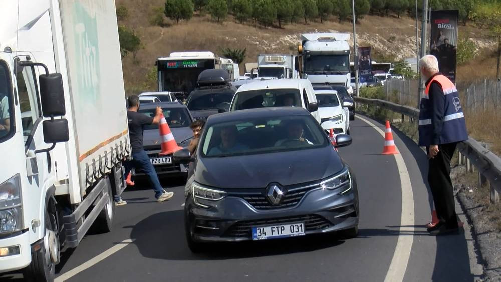 TEM yan yolu mermer kapladı! İstanbul trafiği felç oldu