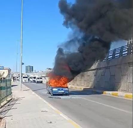 Alevler aniden otomobili sardı! Sürücü son anda kendini yere attı