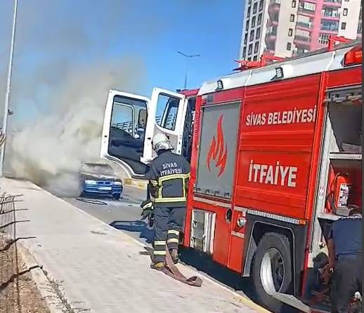 Alevler aniden otomobili sardı! Sürücü son anda kendini yere attı