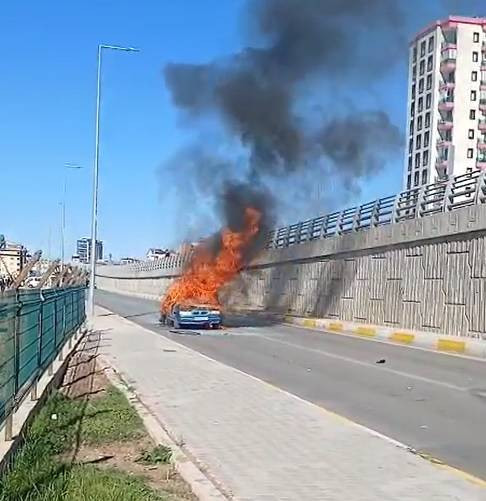 Alevler aniden otomobili sardı! Sürücü son anda kendini yere attı