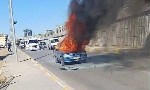 Alevler aniden otomobili sardı! Sürücü son anda kendini yere attı