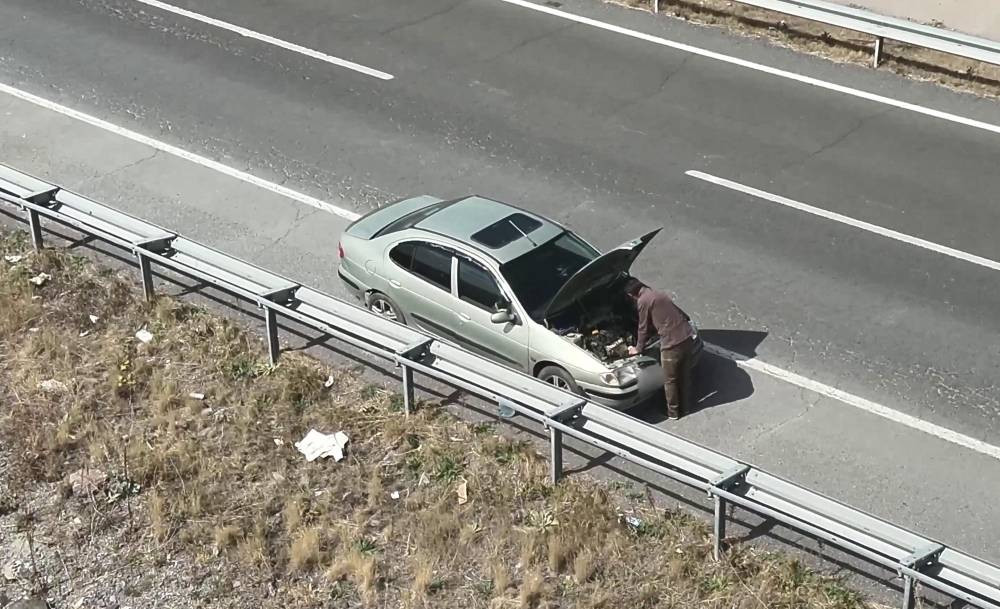 Polisi görünce rol yaptı! Sürücünün yalanını dron kamera bozdu