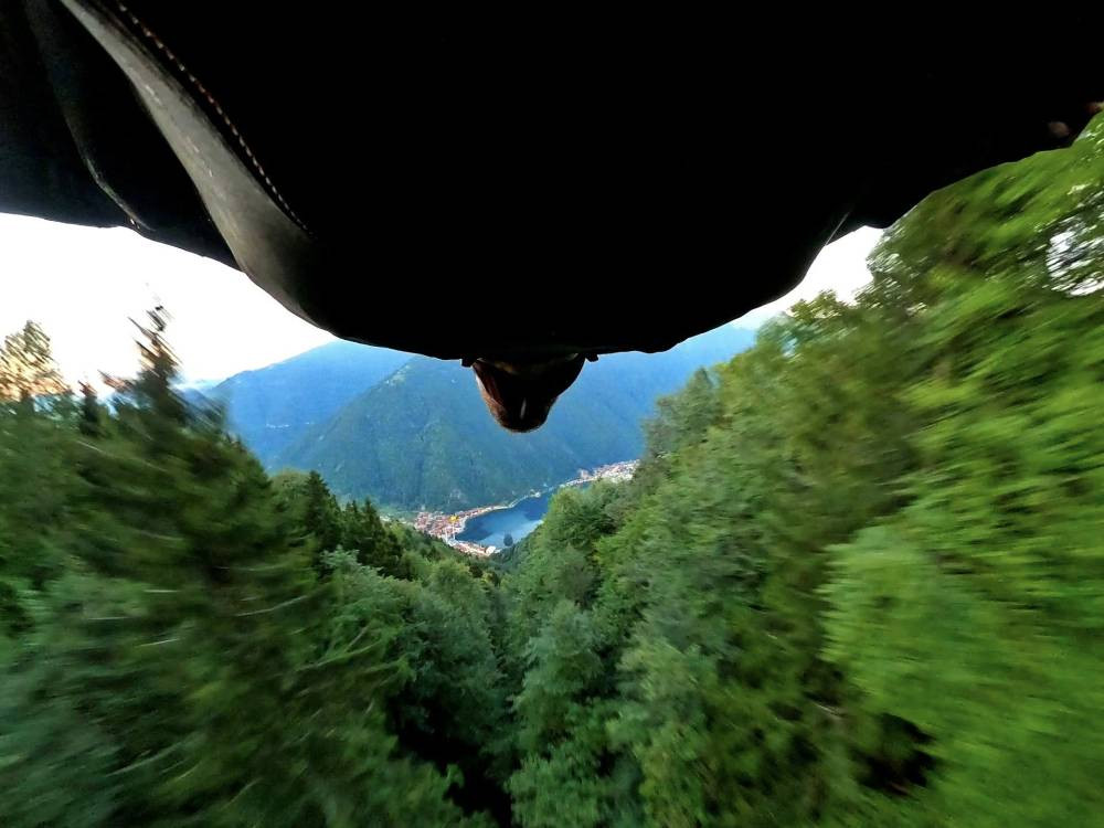 Sümela’da nefes kesen uçuş! Yarasa adam 250 km hızla süzüldü