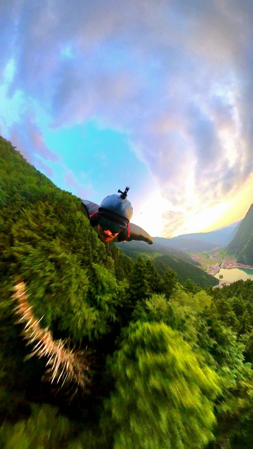 Sümela’da nefes kesen uçuş! Yarasa adam 250 km hızla süzüldü