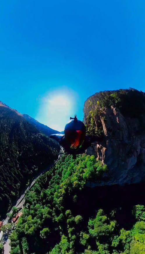 Sümela’da nefes kesen uçuş! Yarasa adam 250 km hızla süzüldü