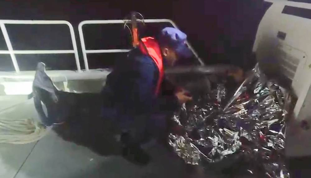 Tekne alabora oldu! Balıkçının imdadına sahil güvenlik yetişti