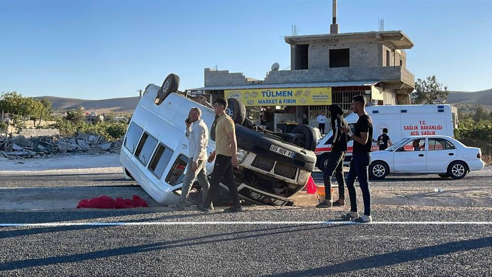 Bozova'da feci kaza! Tütün işçilerini taşıyan minibüs devrildi: 20 yaralı!