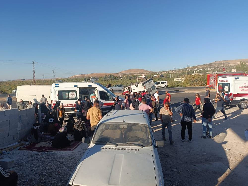 Bozova'da feci kaza! Tütün işçilerini taşıyan minibüs devrildi: 20 yaralı!