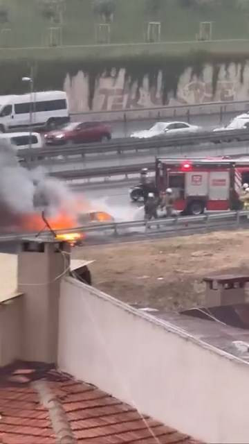 İstanbul D-100 Karayolu'nda seyir halindeki otomobil alev aldı