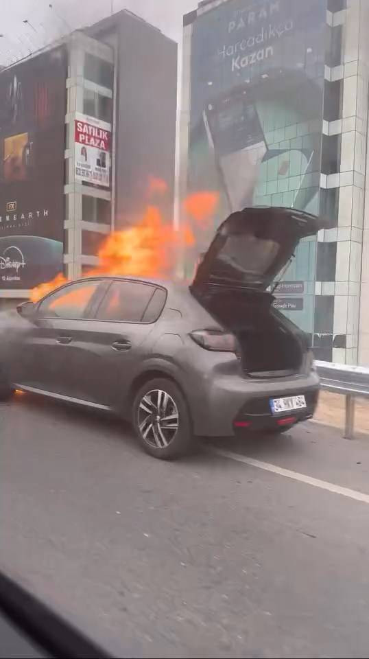 İstanbul D-100 Karayolu'nda seyir halindeki otomobil alev aldı