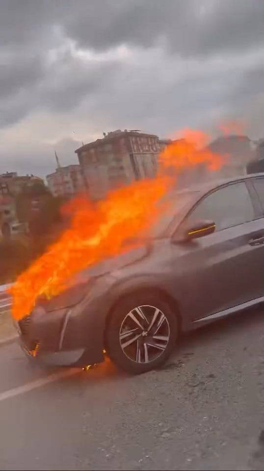 İstanbul D-100 Karayolu'nda seyir halindeki otomobil alev aldı