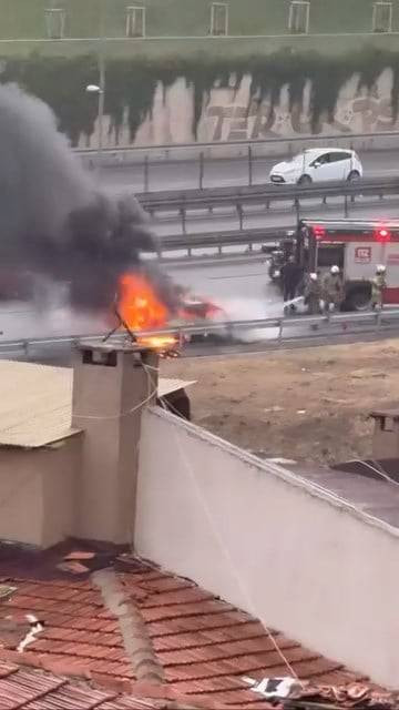 İstanbul D-100 Karayolu'nda seyir halindeki otomobil alev aldı