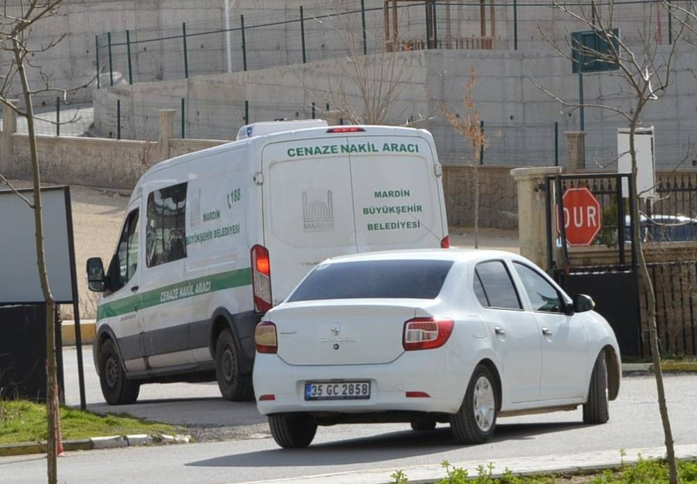 Mardin’de feci kaza! İş makinesinden kayan taşın altında kaldı