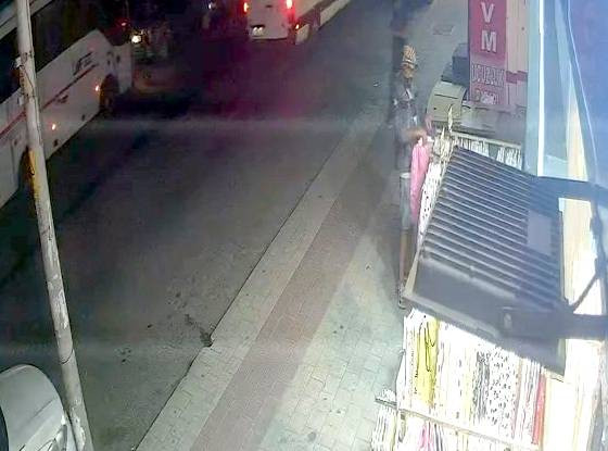 İstanbul’da mağaza önündeki sergiden pijamayı çalıp kaçtı! İş yeri çalışanı peşinden koştu