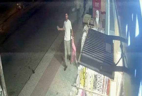 İstanbul’da mağaza önündeki sergiden pijamayı çalıp kaçtı! İş yeri çalışanı peşinden koştu