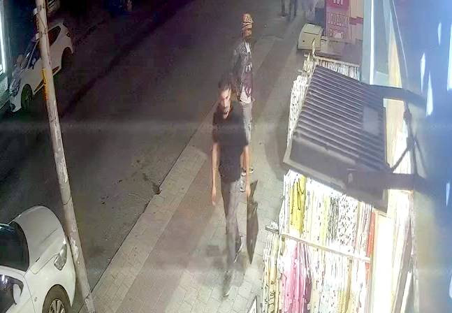 İstanbul’da mağaza önündeki sergiden pijamayı çalıp kaçtı! İş yeri çalışanı peşinden koştu