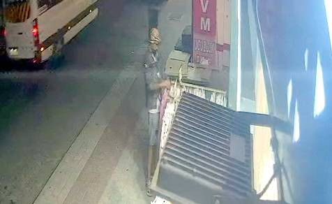 İstanbul’da mağaza önündeki sergiden pijamayı çalıp kaçtı! İş yeri çalışanı peşinden koştu