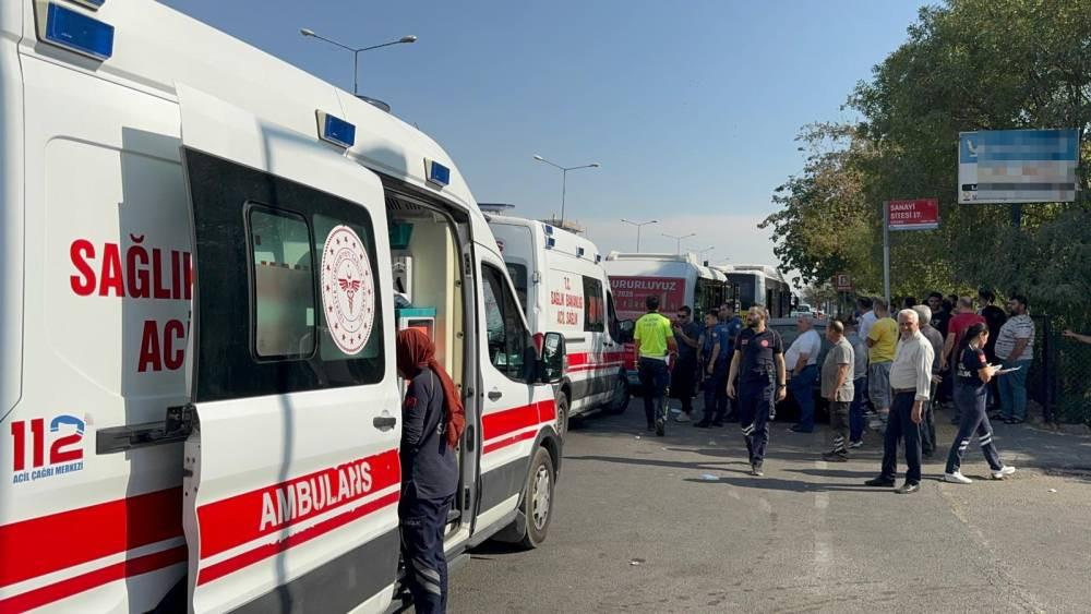 Minibüs, duraktaki otobüse çarptı: 15 yaralı