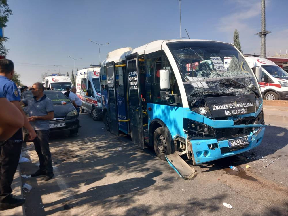 Minibüs, duraktaki otobüse çarptı: 15 yaralı
