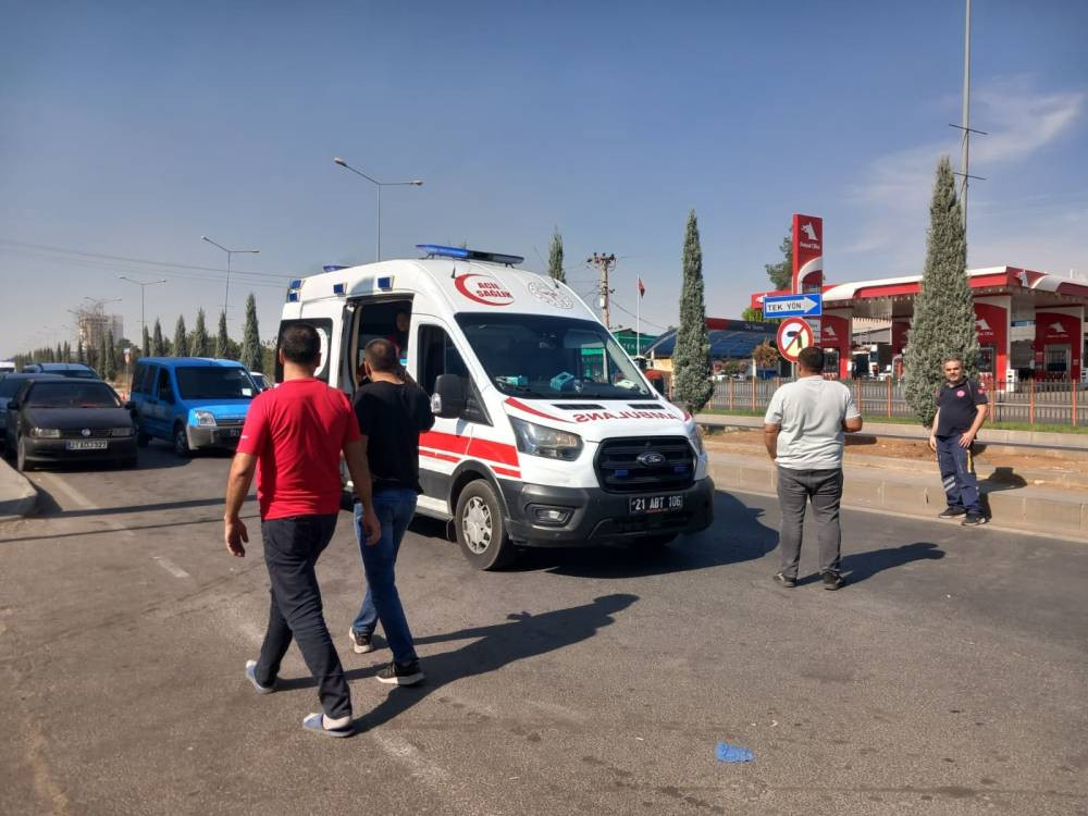 Minibüs, duraktaki otobüse çarptı: 15 yaralı