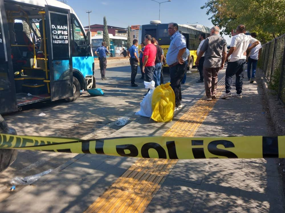 Minibüs, duraktaki otobüse çarptı: 15 yaralı