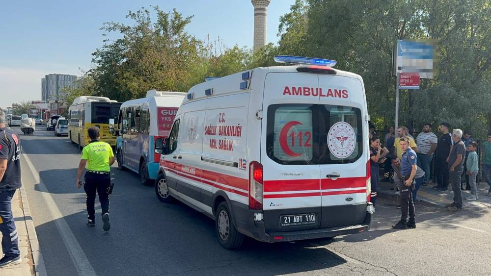 Minibüs, duraktaki otobüse çarptı: 15 yaralı