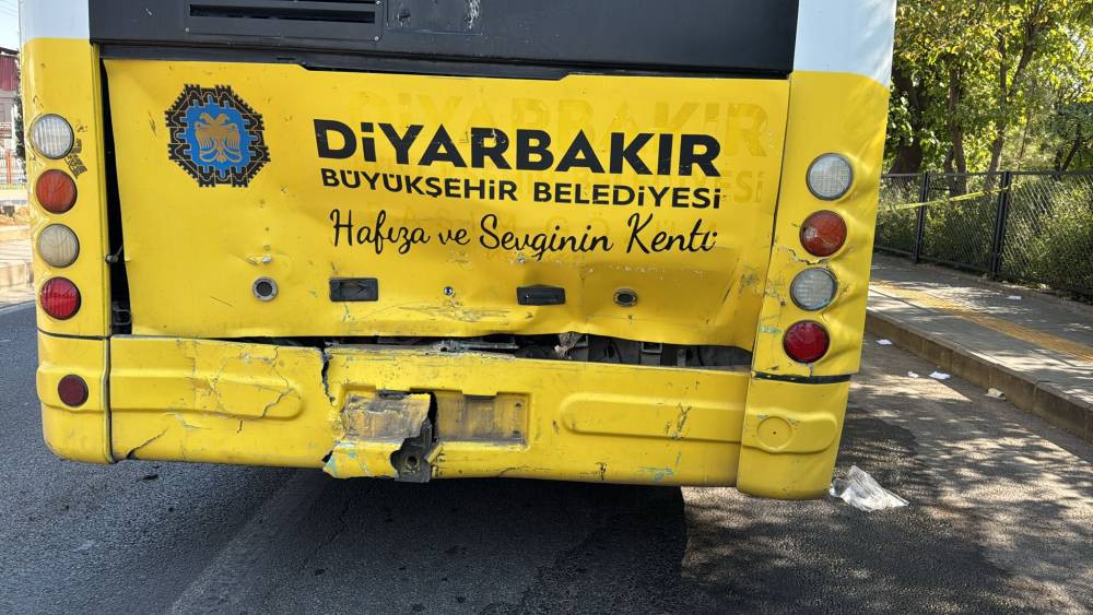 Minibüs, duraktaki otobüse çarptı: 15 yaralı