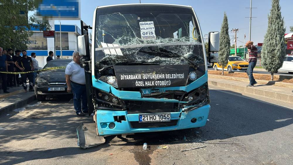 Minibüs, duraktaki otobüse çarptı: 15 yaralı