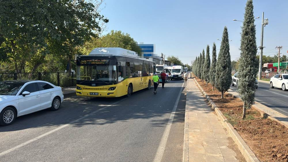 Minibüs, duraktaki otobüse çarptı: 15 yaralı