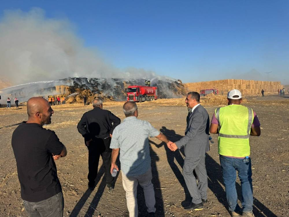 Mısır balyası alev aldı! Kaymakamla birlikte ekipler bölgeye hareket etti