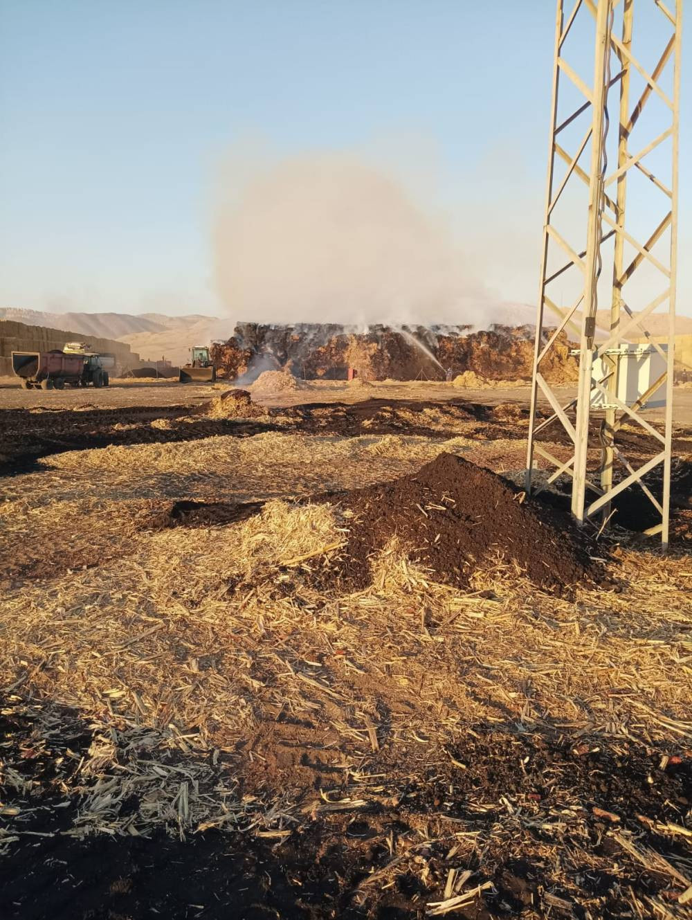Mısır balyası alev aldı! Kaymakamla birlikte ekipler bölgeye hareket etti