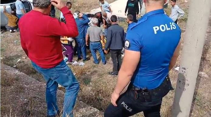 Çorum’da düğün konvoyunda kaza! Tarlaya devrildi: 2 yaralı