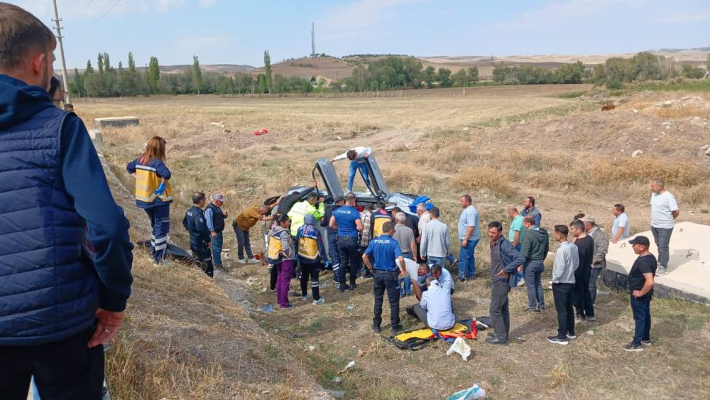 Çorum’da düğün konvoyunda kaza! Tarlaya devrildi: 2 yaralı