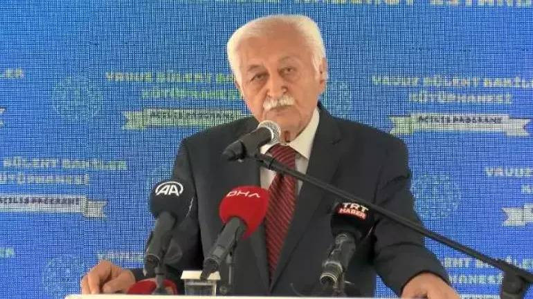 Edebiyat dünyasında acı kayıp! Yavuz Bülent Bakiler hayatını kaybetti