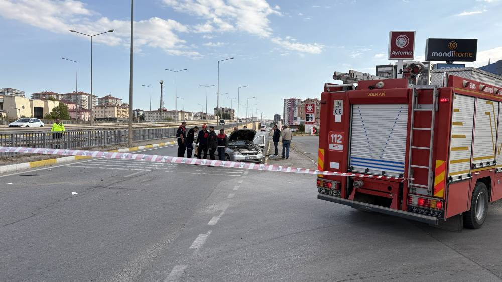 Sivas'ta feci kaza! Bariyerlere savruldular: Ölü ve yaralılar var
