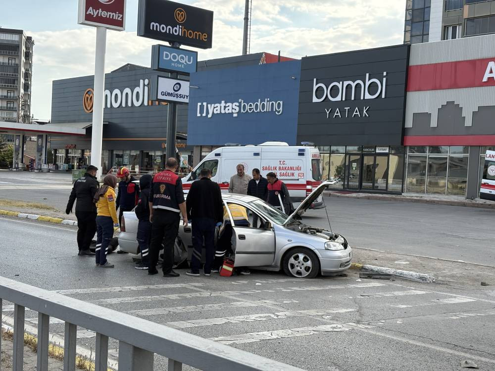 Sivas'ta feci kaza! Bariyerlere savruldular: Ölü ve yaralılar var