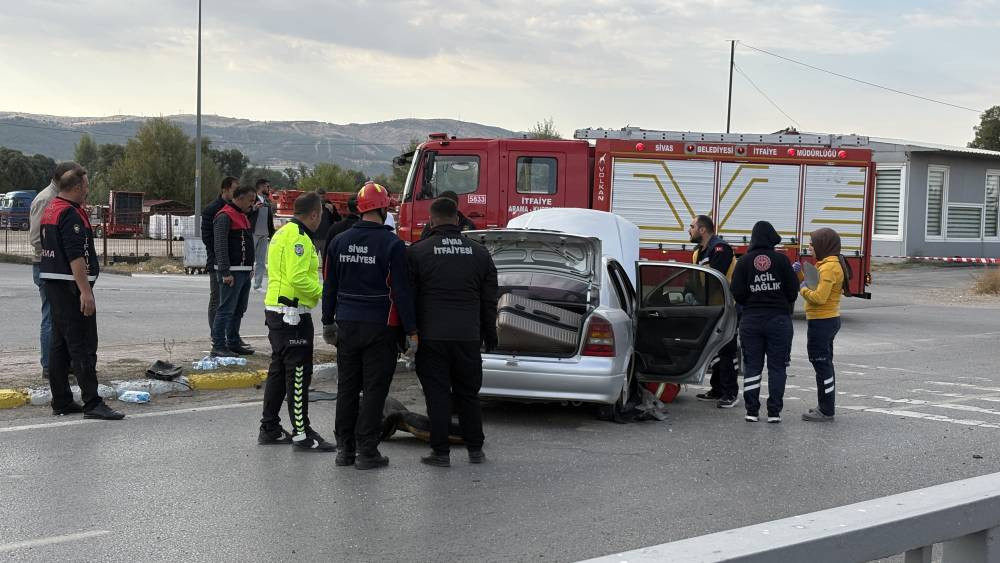 Sivas'ta feci kaza! Bariyerlere savruldular: Ölü ve yaralılar var