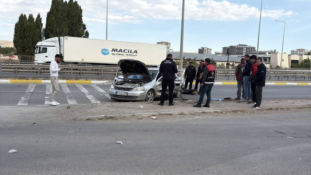 Sivas'ta feci kaza! Bariyerlere savruldular: Ölü ve yaralılar var