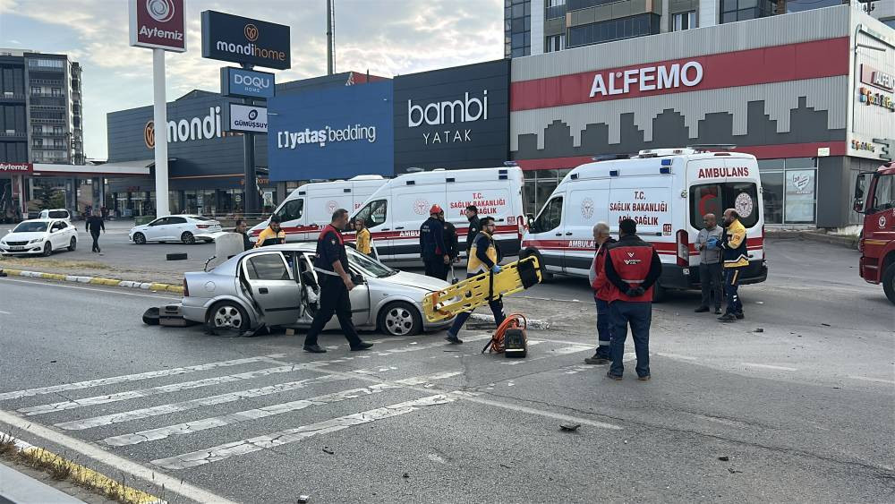 Sivas'ta feci kaza! Bariyerlere savruldular: Ölü ve yaralılar var