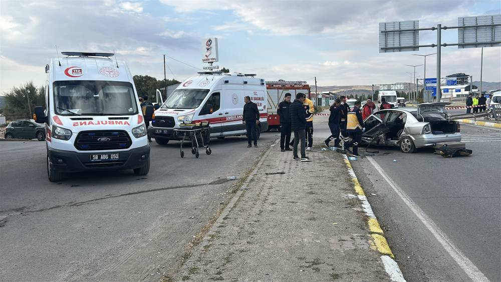 Sivas'ta feci kaza! Bariyerlere savruldular: Ölü ve yaralılar var