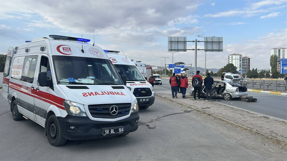 Sivas'ta feci kaza! Bariyerlere savruldular: Ölü ve yaralılar var