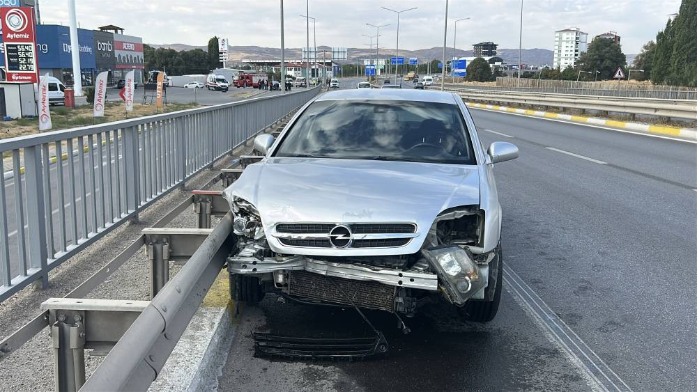 Sivas'ta feci kaza! Bariyerlere savruldular: Ölü ve yaralılar var